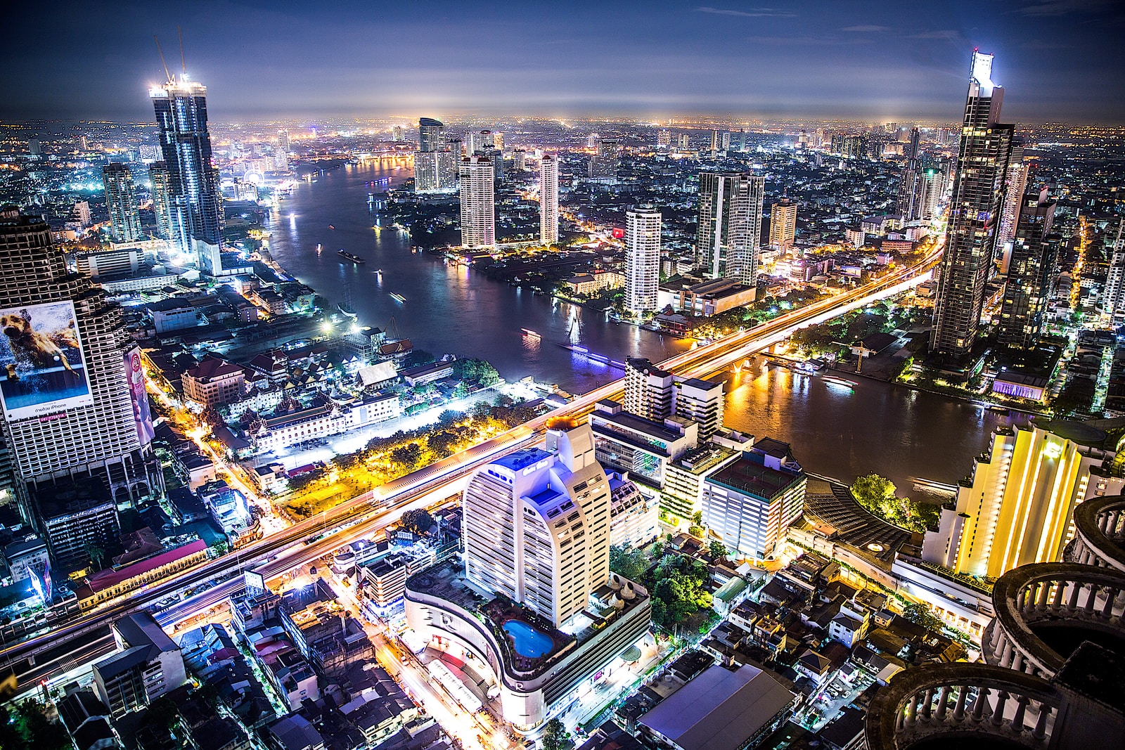 chụp ảnh cảnh quan thành phố vào ban đêm trên không
